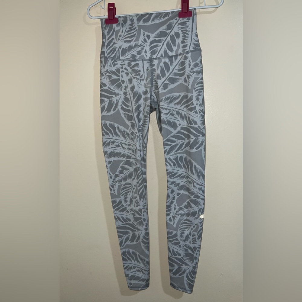 ALO Yoga Gray White Palm Leaf Workout Leggings